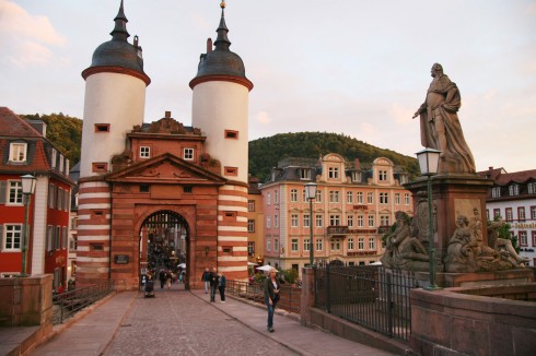 Når du går over Alte Brucke kommer du til byporten med sine to flotte middelaldertårn. Foto: © reisdit.no Heidelberg, Schloss, Altstadt, Marktplatz, Alte Brücke, Neckar, Schloss Heidelberg, Unescos liste over Verdensarven, Baden-Württemberg, Sør-Tyskland