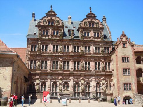 Friedrichsbau fra år 1601–1607 går for å være et av høydepunktene innen tysk senrenessanse — eller manierisme som denne stilen også kalles. Foto: © reisdit.no Heidelberg, Schloss, Altstadt, Marktplatz, Alte Brücke, Neckar, Schloss Heidelberg, Unescos liste over Verdensarven, Baden-Württemberg, Sør-Tyskland