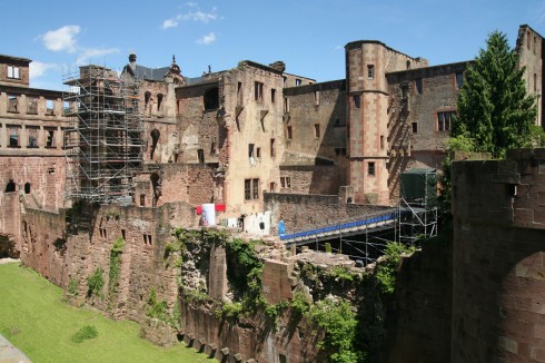 Heidelberg Schloss hadde et omfattende festningsverk med kraftige murer og dype graver som måtte forseres. Foto: © reisdit.no Heidelberg, Schloss, Altstadt, Marktplatz, Alte Brücke, Neckar, Schloss Heidelberg, Unescos liste over Verdensarven, Baden-Württemberg, Sør-Tyskland