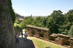 Fra Schloss Heidelberg leder en bratt brolagt middelaldervei ned til Altstadt. Foto: © reisdit.no Heidelberg, Schloss, Altstadt, Marktplatz, Alte Brücke, Neckar, Schloss Heidelberg, Unescos liste over Verdensarven, Baden-Württemberg, Sør-Tyskland