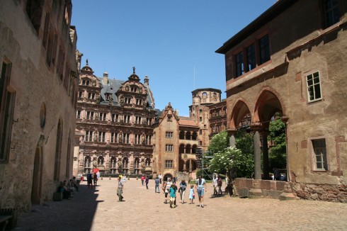 Borggården i Schloss Heidelberg med det nydelige Friedrichsbau i senrenessansestil rett frem.Bygningen foran til høyre er i gotisk stil, og tilhører de eldste delene av festningen. Foto: © reisdit.no Heidelberg, Schloss, Altstadt, Marktplatz, Alte Brücke, Neckar, Schloss Heidelberg, Unescos liste over Verdensarven, Baden-Württemberg, Sør-Tyskland