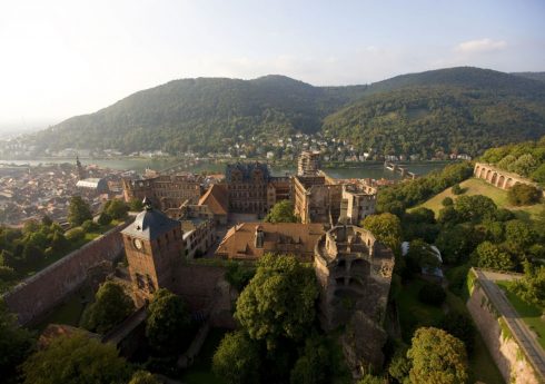 Dersom du kommer til Schloss Heidelberg med Bergbahnen, må du gå gjennom hovedporten til venstre på bildet for å komme inn i borggården. Foto: © SSG / A. Mende Heidelberg, Schloss, Altstadt, Marktplatz, Alte Brücke, Neckar, Schloss Heidelberg, Unescos liste over Verdensarven, Baden-Württemberg, Sør-Tyskland