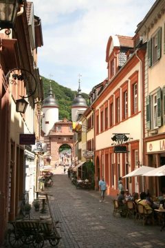 Alte Brücke med sin flotte byport sett fra smuget Steingasse som leder opp til Fischmarkt og Heliggeistkirche. Foto: © reisdit.no Heidelberg, Altstadt, Marktplatz, Alte Brücke, Neckar, Schloss Heidelberg, Unescos liste over Verdensarven, Baden-Württemberg, Sør-Tyskland