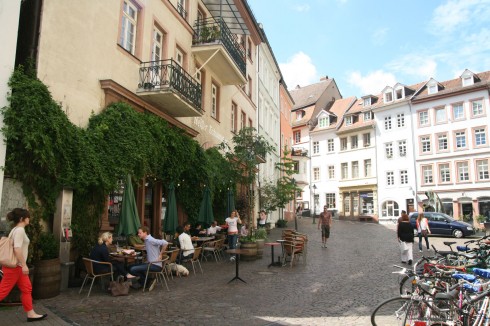 Gaten Untere Strasse i Altstadt er for byens alternative. Her er det færre turister og en uhyre laid-back stemning blant butikker med hippieklær, vinylplater og alskens merkverdigheter. Foto: © reisdit.no Heidelberg, Altstadt, Marktplatz, Alte Brücke, Neckar, Schloss Heidelberg, Unescos liste over Verdensarven, Baden-Württemberg, Sør-Tyskland