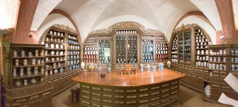 Innredning fra apoteket i Ursulinenkloster i Klagenfurt, cirka år 1730. Foto: A. Kniesel / Wikipedia Heidelberg, Deutsches Apotheken-Museum, Schloss, Altstadt, Marktplatz, Alte Brücke, Neckar, Schloss Heidelberg, Unescos liste over Verdensarven, Baden-Württemberg, Sør-Tyskland