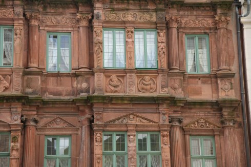 Haus zum Ritter ble oppført i år 1592 i såkalt manieristisk stil på slutten av renessansen. Foto: © reisdit.no Heidelberg, Altstadt, Marktplatz, Alte Brücke, Neckar, Schloss Heidelberg, Unescos liste over Verdensarven, Baden-Württemberg, Sør-Tyskland