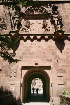 Slik så selve portalen ut - kronet av to løver som holdt kurfystens familievåpen mellom seg. Det rappet de uforskammede franskmennene. Foto: © reisdit.no Heidelberg, Schloss, Altstadt, Marktplatz, Alte Brücke, Neckar, Schloss Heidelberg, Unescos liste over Verdensarven, Baden-Württemberg, Sør-Tyskland