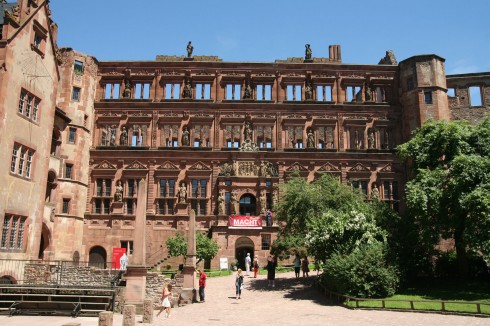Det såkalte Ottheinrichsbau ble påbegynt etter år 1556 da Ottheinrich ble kurfyrste og var ikke fullført da han døde i år 1559. Deutsches Apothekenmuseum ligger i første etasje. Foto: © reisdit.no Heidelberg, Schloss, Altstadt, Marktplatz, Alte Brücke, Neckar, Schloss Heidelberg, Unescos liste over Verdensarven, Baden-Württemberg, Sør-Tyskland