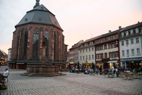 På høyre side av Heiliggeistkirche finner du Steingasse, som leder ned mot Alte Brücke. Her er det spesielt mange restauranter. Foto: © reisdit.no Heidelberg, Altstadt, Marktplatz, Alte Brücke, Neckar, Schloss Heidelberg, Unescos liste over Verdensarven, Baden-Württemberg, Sør-Tyskland