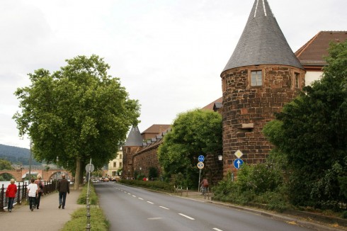 Bygningen som i dag kalles Marstall ble bygd som forrådsbygg - såkalt Zeughaus - i år 1510 og overlevde ødeleggelsene på slutten av 1600-tallet. Foto: Hermann Luyken / Wikipedia Heidelberg, Altstadt, Marktplatz, Alte Brücke, Neckar, Schloss Heidelberg, Unescos liste over Verdensarven, Baden-Württemberg, Sør-Tyskland