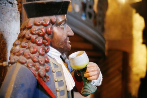 I kjelleren står statuen av Pereko, en 100 kg tung dverg, som var hoffnarr under kurfyrste Karl Philip. Foto: © reisdit.no Heidelberg, Deutsches Apotheken-Museum, Schloss, Altstadt, Marktplatz, Alte Brücke, Neckar, Schloss Heidelberg, Unescos liste over Verdensarven, Baden-Württemberg, Sør-Tyskland