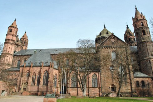 Kaiserdom St. Peter sett fra sørsiden, der kirkens hovedportal er plassert. Foto: Ato1 / Wikipedia Worms, Rhinen, Mainz, Kaiserdom, Dom St. Peter, jødene, Heiliger Sand, synagoge, Mikwah, romansk arkitektur, Kaiser, Kurfyrster, romertid, middelalder, renessanse, barokk, Speyer, Mainz, Vest-Tyskland