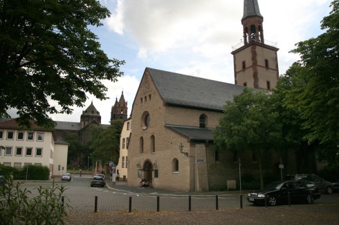 St. Magnus-kirche er en av de aller eldste bygningene i Worms, med deler fra karolingisk tid rundt år 800. Foto: © reisdit.no Worms, Rhinen, Mainz, Kaiserdom, Dom St. Peter, jødene, Heiliger Sand, synagoge, Mikwah, romansk arkitektur, Kaiser, Kurfyrster, romertid, middelalder, renessanse, barokk, Speyer, Mainz, Vest-Tyskland