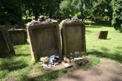Noen av gravsteinene er dekket av papir og småstein - dette er tegn på respekt for skriftlærde som er gravlagt her. Foto: © reisdit.no Worms, Rhinen, Mainz, Kaiserdom, Dom St. Peter, jødene, Heiliger Sand, synagoge, Mikwah, romansk arkitektur, Kaiser, Kurfyrster, romertid, middelalder, renessanse, barokk, Speyer, Mainz, Vest-Tyskland