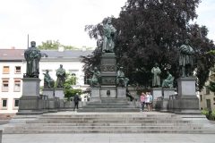 I parken ved Kaiserdom står minnesmerket over Martin Luther - byen legger ikke akkurat skjul på at han var her. Foto: © reisdit.no Worms, Rhinen, Mainz, Kaiserdom, Dom St. Peter, jødene, Heiliger Sand, synagoge, Mikwah, romansk arkitektur, Kaiser, Kurfyrster, romertid, middelalder, renessanse, barokk, Speyer, Mainz, Vest-Tyskland