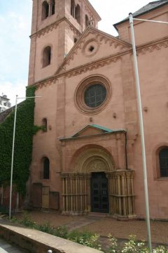 St. Martinskirche her en flott forseggjort portal i romansk stil på vestfasaden. Foto: © reisdit.no Worms, Rhinen, Mainz, Kaiserdom, Dom St. Peter, jødene, Heiliger Sand, synagoge, Mikwah, romansk arkitektur, Kaiser, Kurfyrster, romertid, middelalder, renessanse, barokk, Speyer, Mainz, Vest-Tyskland