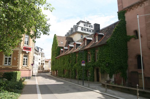 Deler av Worms klarte seg godt gjennom bombetoktene i 1945. St. Martinskirche i høyre billedkant. Foto: © reisdit.no Worms, Rhinen, Mainz, Kaiserdom, Dom St. Peter, jødene, Heiliger Sand, synagoge, Mikwah, romansk arkitektur, Kaiser, Kurfyrster, romertid, middelalder, renessanse, barokk, Speyer, Mainz, Vest-Tyskland