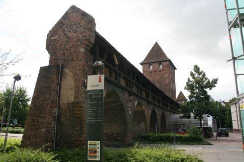 Store deler av middelalderens bymurer i Worms står - her har man laget et moderne Niebelungen-museum. Foto: © reisdit.no Worms, Rhinen, Mainz, Kaiserdom, Dom St. Peter, jødene, Heiliger Sand, synagoge, Mikwah, romansk arkitektur, Kaiser, Kurfyrster, romertid, middelalder, renessanse, barokk, Speyer, Mainz, Vest-Tyskland