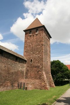 Flere av Worms' byporter fra middelalderen er intakte, sammen med store deler av bymuren. Foto: © reisdit.no Worms, Rhinen, Mainz, Kaiserdom, Dom St. Peter, jødene, Heiliger Sand, synagoge, Mikwah, romansk arkitektur, Kaiser, Kurfyrster, romertid, middelalder, renessanse, barokk, Speyer, Mainz, Vest-Tyskland