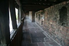 Slik ser det ut i vaktgangen øverst i bymuren - soldatene kunne se ut gjennom glugger. Foto: © reisdit.no Worms, Rhinen, Mainz, Kaiserdom, Dom St. Peter, jødene, Heiliger Sand, synagoge, Mikwah, romansk arkitektur, Kaiser, Kurfyrster, romertid, middelalder, renessanse, barokk, Speyer, Mainz, Vest-Tyskland
