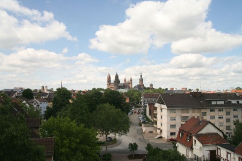 Worms er en meget gammel by, som dessverre ble bombet under Den andre Verdenskrigen, og som derfor har en del av den pragmatiske etterkrigs-arkitekturen. Foto: © reisdit.no Worms, Rhinen, Mainz, Kaiserdom, Dom St. Peter, jødene, Heiliger Sand, synagoge, Mikwah, romansk arkitektur, Kaiser, Kurfyrster, romertid, middelalder, renessanse, barokk, Speyer, Mainz, Vest-Tyskland