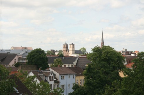 Fra tårnet som i dag er en del av Niebelungenmuseum er det flott utsikt - tvillingtårnene tilhører St. Andreasstift. Foto: © reisdit.no Worms, Rhinen, Mainz, Kaiserdom, Dom St. Peter, jødene, Heiliger Sand, synagoge, Mikwah, romansk arkitektur, Kaiser, Kurfyrster, romertid, middelalder, renessanse, barokk, Speyer, Mainz, Vest-Tyskland