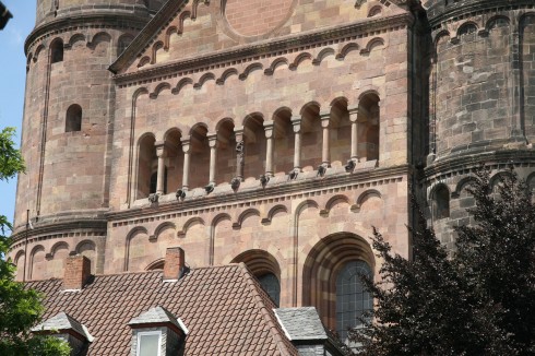 Kaiserdom St. Peter. Såkalte dverggallerier - her på østfasaden - er med på å gi fasaden plastisitet og, ikke minst, å understreke tykkelsen på kirkens vegger. Foto: © reisdit.no Worms, Rhinen, Mainz, Kaiserdom, Dom St. Peter, jødene, Heiliger Sand, synagoge, Mikwah, romansk arkitektur, Kaiser, Kurfyrster, romertid, middelalder, renessanse, barokk, Speyer, Mainz, Vest-Tyskland