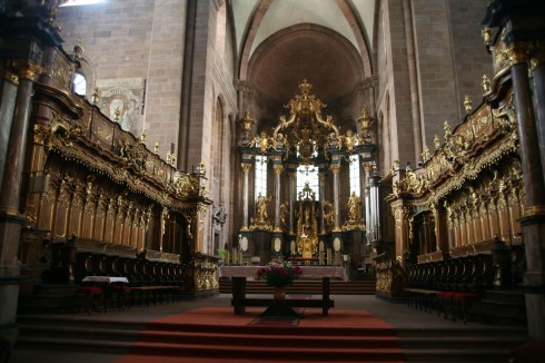 Det ble satt inn rokokko korstoler etter ødeleggelsene i arvefølgestriden i 1690-årene. Foto: © reisdit.no Worms, Rhinen, Mainz, Kaiserdom, Dom St. Peter, jødene, Heiliger Sand, synagoge, Mikwah, romansk arkitektur, Kaiser, Kurfyrster, romertid, middelalder, renessanse, barokk, Speyer, Mainz, Vest-Tyskland