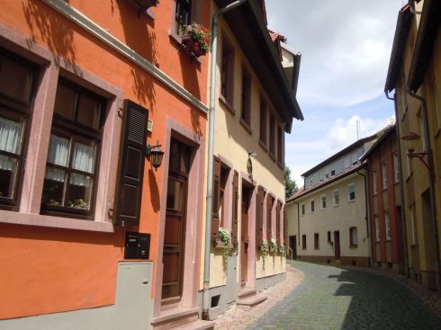 Fra Judengasse - Jødesmuget - i gamlebyen i Worms - gatens kurve reflekterer bymuren, som går på utsiden av husrekken til høyre. Foto: © reisdit.no Worms, Rhinen, Mainz, Kaiserdom, Dom St. Peter, jødene, Heiliger Sand, synagoge, Mikwah, romansk arkitektur, Kaiser, Kurfyrster, romertid, middelalder, renessanse, barokk, Speyer, Mainz, Vest-Tyskland
