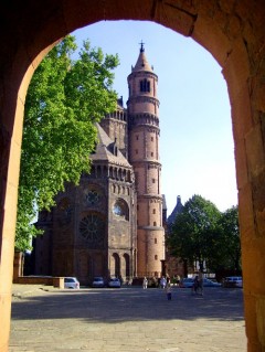 Den polygonale apsiden i vest flankert av de runde, høye tårnene som bidrar til elevasjonen. Foto: © Tourismus Worms Worms, Rhinen, Mainz, Kaiserdom, Dom St. Peter, jødene, Heiliger Sand, synagoge, Mikwah, romansk arkitektur, Kaiser, Kurfyrster, romertid, middelalder, renessanse, barokk, Speyer, Mainz, Vest-Tyskland