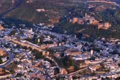 Gamlebyen Albaicín med rester av den gamle bymuren i forgrunnen - på høyden bortenfor ligger det mauriske palasset Alhambra - i kløften mellom renner den vesle elven Darro. Foto: © www.turgranada.es Granada, Alhambra, Generalife, Albaicín, Bib-Rambla, Plaza Nueva, Capilla Real, Santa Ana, San Nicholas, San Miguel de Bajo, Unescos liste over Verdensarven, Andalucia, Spania