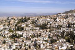 Gamlebyen Barrio del Albaicín sett fra Alhambra. Kirken Iglésia San Nicholas oppe til høyre. Foto: © www.turgranada.es Granada, Alhambra, Generalife, Barrio del Albaicín, Bib-Rambla, Plaza Nueva, Capilla Real, Santa Ana, San Nicholas, San Miguel de Bajo, Unescos liste over Verdensarven, Andalucia, Spania