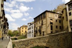 Fra Carrera del Darro som går langs elven nederst i gamlebyen Barrio del Albaicín. Foto: © www.turgranada.es Granada, Alhambra, Generalife, Barrio del Albaicín, Bib-Rambla, Plaza Nueva, Capilla Real, Santa Ana, San Nicholas, San Miguel de Bajo, Unescos liste over Verdensarven, Andalucia, Spania
