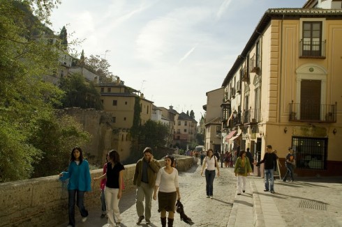 Fra middelaldergaten Carrera del Darro - ned til venstre renner elven Darro, og ovenfor husene til venstre ligger Alhambra. Gamlebyen Albaicín ligger til høyre. Foto: © www.turgranada.es Granada, Alhambra, Generalife, Albaicín, Bib-Rambla, Plaza Nueva, Capilla Real, Santa Ana, San Nicholas, San Miguel de Bajo, Unescos liste over Verdensarven, Andalucia, Spania