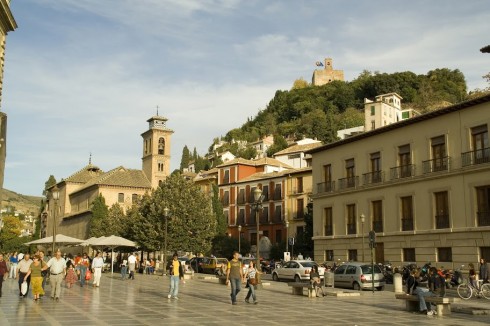 Plaza Nueva med Iglésia Santa Ana og Alhambras vakttårn Torre de la Vela på høyden i bakgrunnen. Foto: © www.turgranada.es Granada, Alhambra, Generalife, Albaicín, Bib-Rambla, Plaza Nueva, Capilla Real, Santa Ana, San Nicholas, San Miguel de Bajo, Unescos liste over Verdensarven, Andalucia, Spania