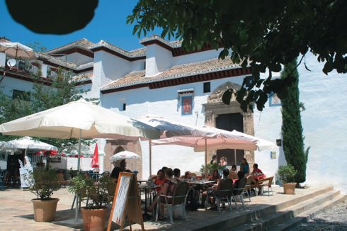 Fra Plaza de San Miguel Bajo høyt oppe i Granadas gamle bydel Albaicin hvor du har flott utsyn mot Alhambra. Foto: © Granadatur Granada, Alhambra, Generalife, Albaicín, Bib-Rambla, Plaza Nueva, Capilla Real, Santa Ana, San Nicholas, San Miguel de Bajo, Unescos liste over Verdensarven, Andalucia, Spania