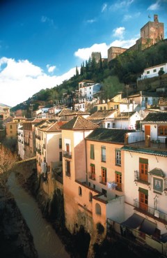 Kløften med elven Darro til venstre og Alhambra oppe til høyre. Barrio del Albaicín er utenfor bildet på venstre hånd. Foto: © Granadatur Granada, Alhambra, Generalife, Barrio del Albaicín, Bib-Rambla, Plaza Nueva, Capilla Real, Santa Ana, San Nicholas, San Miguel de Bajo, Unescos liste over Verdensarven, Andalucia, Spania