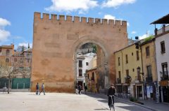 Slik ser det ut ved Puerto Elvira i dag. Calle Elvira leder ned til Plaza Nuevo. Foto: Paul Hermans / Wikipedia Granada, Alhambra, Generalife, Barrio del Albaicín, Bib-Rambla, Plaza Nueva, Capilla Real, Santa Ana, San Nicholas, San Miguel de Bajo, Unescos liste over Verdensarven, Andalucia, Spania