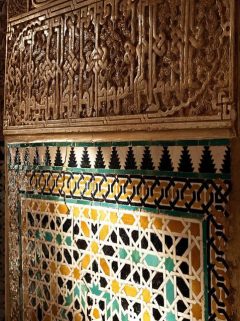Veggene er dekorert med kalligrafi og sitater fra koranan. I tillegg er det brukt keramiske fliser i vakre farger og mønstre. Foto: © www.turgranada.es Granada, Alhambra, Generalife, Barrio del Albaicín, Bib-Rambla, Plaza Nueva, Capilla Real, Santa Ana, San Nicholas, San Miguel de Bajo, Unescos liste over Verdensarven, Andalucia, Spania