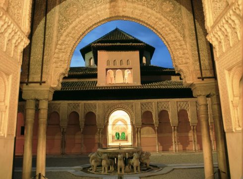 Patio de los Leones med Løvebrønnen. Legg merke til de flotte ornamentene på søyler, buer og paneler. Foto: © www.turgranada.es Granada, Alhambra, Generalife, Barrio del Albaicín, Bib-Rambla, Plaza Nueva, Capilla Real, Santa Ana, San Nicholas, San Miguel de Bajo, Unescos liste over Verdensarven, Andalucia, Spania