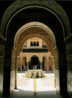 Alhambras vakre Patio de Leones - løvens plass - med en fontene båret av 12 løver. Foto: © www.turgranada.es Granada, Alhambra, Generalife, Barrio del Albaicín, Bib-Rambla, Plaza Nueva, Capilla Real, Santa Ana, San Nicholas, San Miguel de Bajo, Unescos liste over Verdensarven, Andalucia, Spania