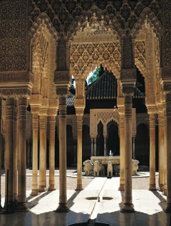 De arabiske søylene og hesteskobuene skaper en vakker ramme rundt Patio de los Leones. Foto: © www.turgranada.es Granada, Alhambra, Generalife, Barrio del Albaicín, Bib-Rambla, Plaza Nueva, Capilla Real, Santa Ana, San Nicholas, San Miguel de Bajo, Unescos liste over Verdensarven, Andalucia, Spania