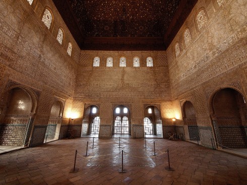 Salón de embajadores - ambassadørenes hall - her satt alltid kongen med ryggen mot vinduene. Foto: © www.turgranada.es Granada, Alhambra, Generalife, Barrio del Albaicín, Bib-Rambla, Plaza Nueva, Capilla Real, Santa Ana, San Nicholas, San Miguel de Bajo, Unescos liste over Verdensarven, Andalucia, Spania