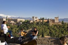 Alhambra sett fra plassen Mirador de San Nicholas øverst i den gamle mauriske bydelen Albaicín. Foto: © www.turgranada.es Granada, Alhambra, Generalife, Albaicín, Bib-Rambla, Plaza Nueva, Capilla Real, Santa Ana, San Nicholas, San Miguel de Bajo, Unescos liste over Verdensarven, Andalucia, Spania