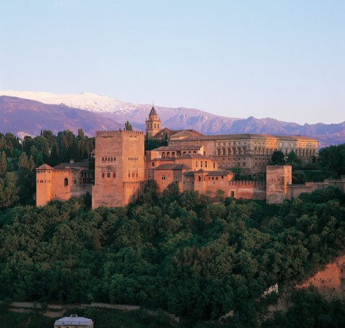 Alhambra sett fra Barrio del Albaicín - du kan tydelig se det dominerende palasset til Carlos den V. bak de arabiske tårnene. Foto: © www.turgranada.es Granada, Alhambra, Generalife, Barrio del Albaicín, Bib-Rambla, Plaza Nueva, Capilla Real, Santa Ana, San Nicholas, San Miguel de Bajo, Unescos liste over Verdensarven, Andalucia, Spania