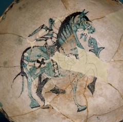 Maurisk keramikkfat med maleri av hest og ridende fugl - 800-tallet. Foto: © Museo Arqueológico de Granada Granada, Alhambra, Generalife, Barrio del Albaicín, Bib-Rambla, Plaza Nueva, Capilla Real, Santa Ana, San Nicholas, San Miguel de Bajo, Unescos liste over Verdensarven, Andalucia, Spania