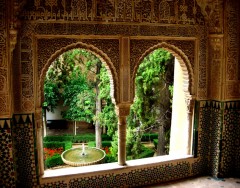Essensen av arabernes visjon av den syvende himmel - fontener, vann og skyggefulle hager - her rammet inn i praktfull arkitektur. Foto: © Granadatur Granada, Alhambra, Generalife, Barrio del Albaicín, Bib-Rambla, Plaza Nueva, Capilla Real, Santa Ana, San Nicholas, San Miguel de Bajo, Unescos liste over Verdensarven, Andalucia, Spania