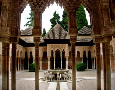 Nasridene bygde et verdens vakreste palasser - det eventyrlige Alhambra, kjent over hele Europa i middelalderen - her Løvefontenen. Foto: © Granadatur Granada, Alhambra, Generalife, Barrio del Albaicín, Bib-Rambla, Plaza Nueva, Capilla Real, Santa Ana, San Nicholas, San Miguel de Bajo, Unescos liste over Verdensarven, Andalucia, Spania