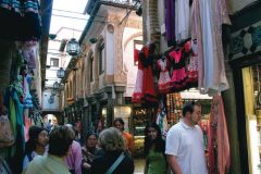 I dette strøket finner du også basaren Alciceria, gjenoppbygd på 1800-tallet etter brann. Foto: © Granadatur Granada, Alhambra, Generalife, Barrio del Albaicín, Bib-Rambla, Plaza Nueva, Capilla Real, Santa Ana, San Nicholas, San Miguel de Bajo, Unescos liste over Verdensarven, Andalucia, Spania