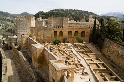 Alhambra - Alcazara er festningsanlegget som vender mot sentrum av Granadas gamleby. Her fotografert fra tårnet Torre de la Vela. Foto: © www.turgranada.es Granada, Alhambra, Generalife, Barrio del Albaicín, Bib-Rambla, Plaza Nueva, Capilla Real, Santa Ana, San Nicholas, San Miguel de Bajo, Unescos liste over Verdensarven, Andalucia, Spania